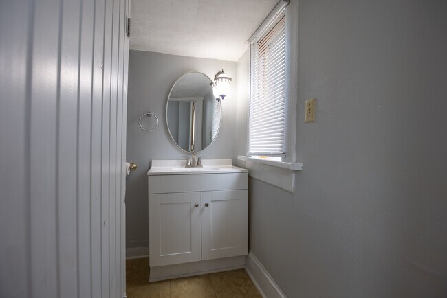 Building Photo - 796 Ebner St