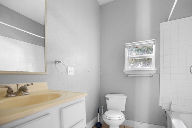 Building Photo - Available Now! Charming 2 Bed / 2 Bath Craftsman Home Near Downtown Waco