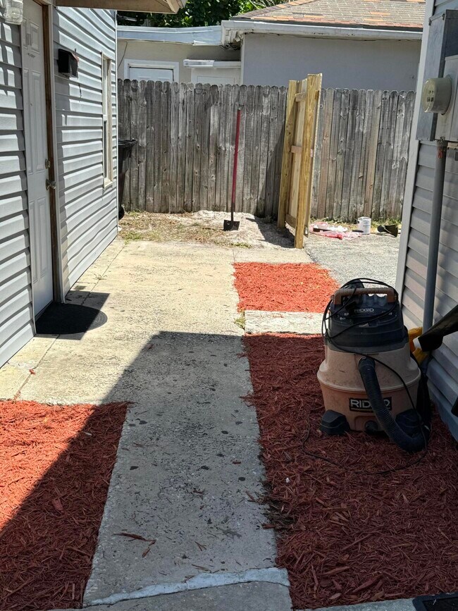 Building Photo - 717 S B St