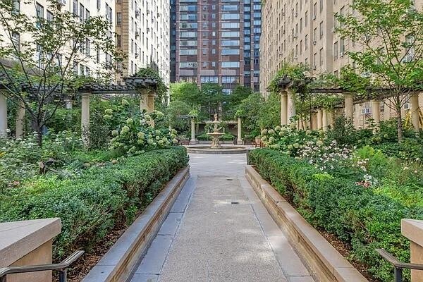 Building Photo - 333 W 56th St