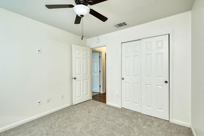 Building Photo - 1020 Downridge Dr