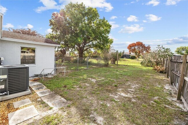 Building Photo - 1250 SE Petunia Ave