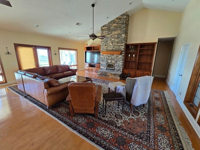 Building Photo - Private Country Living!!!