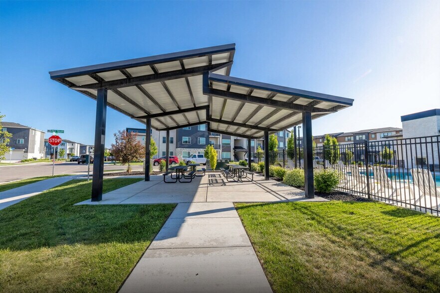 Building Photo - 1024 W 400 S