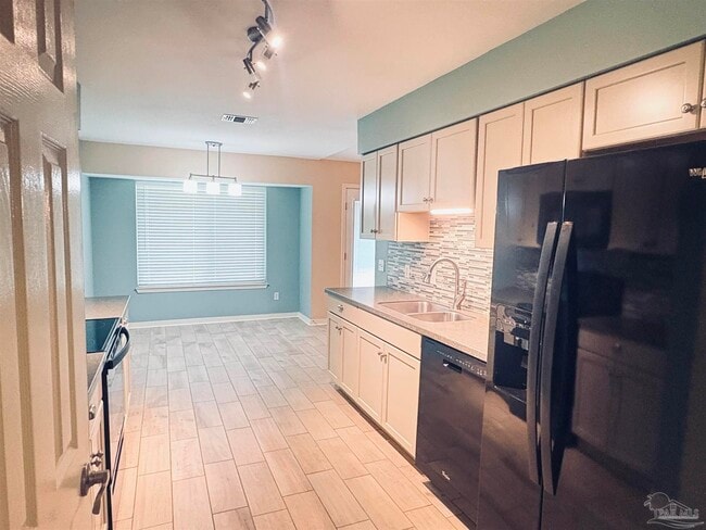 Building Photo - 10621 Creek Ridge Dr