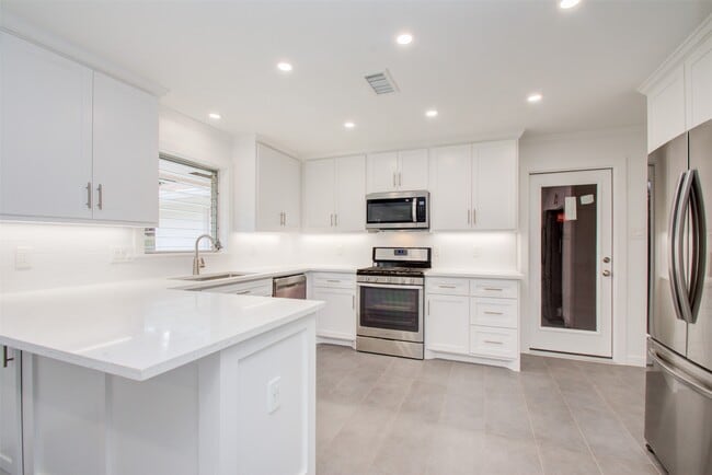 Building Photo - 8939 Rockhurst Dr