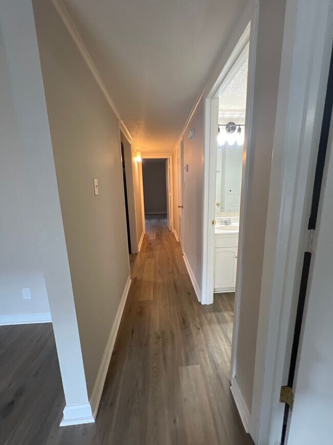 Building Photo - Newly Renovated 2B\1B Apartment Available in Lake Charles