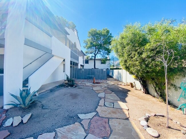 Building Photo - Washer/Dryer in Unit! Remodeled Townhome i...