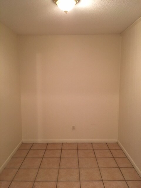 Building Photo - 2 Bedroom Apartment - Close to VSU!