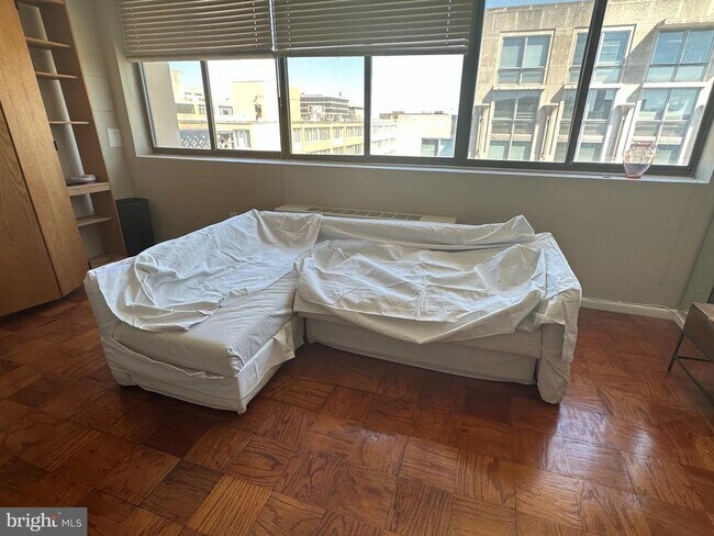 Building Photo - 522 21st St NW