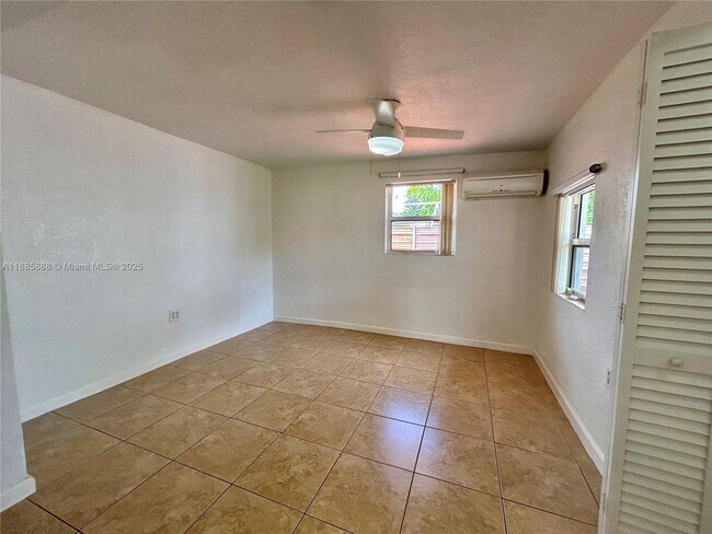 Building Photo - 4221 SW 36th St