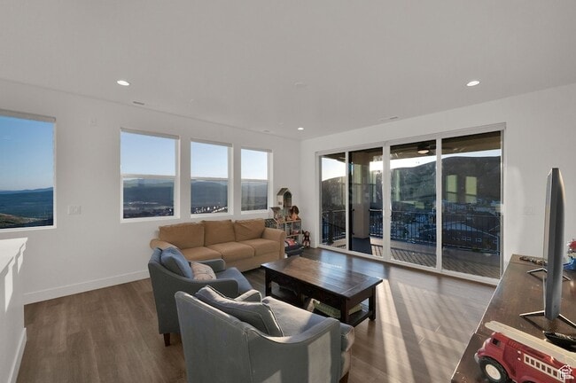 Building Photo - 1722 Oakridge Cir