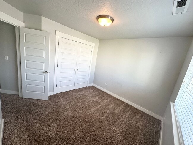Building Photo - 4 Bedroom/3.5 Bathroom Lehi
