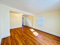 Building Photo - Four bed/1 Bath House Close to Down Town D...