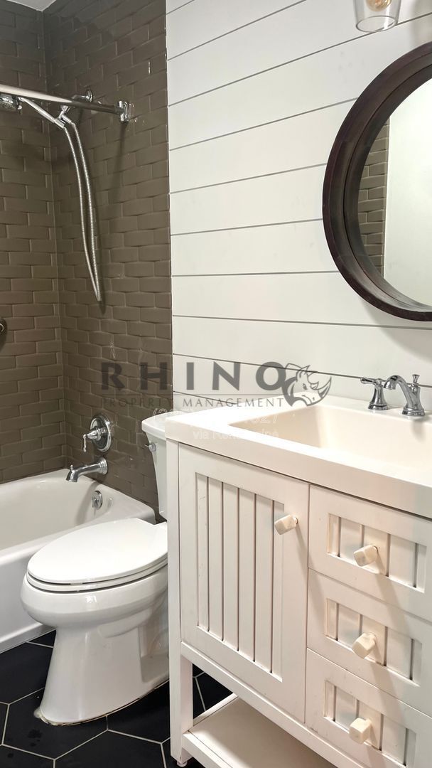 Building Photo - 578 Dexter St W