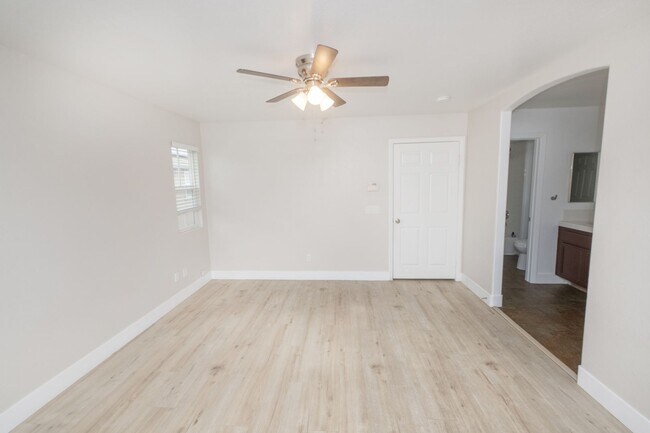 Building Photo - 511 Stork St