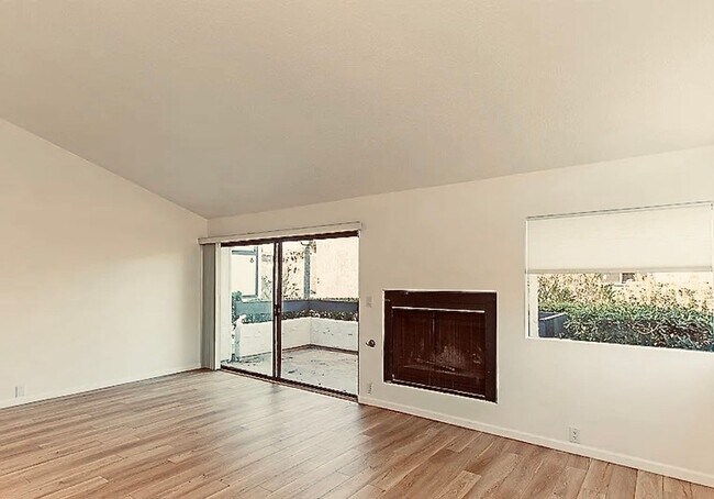 Building Photo - Modern Comfort with Stunning Views in La C...