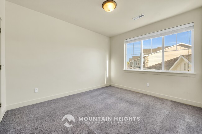 Building Photo - 607 Sawback Ln