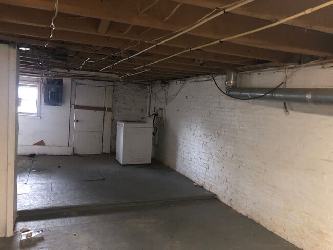 Building Photo - 2 Bedroom 1 Bath with Den Townhouse in Baltimore City