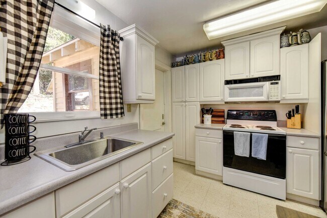 Building Photo - Adorable Home Available June 26th!