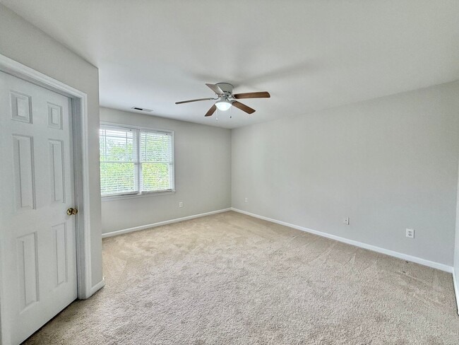 Building Photo - Charming 2BD, 2.5BA Apex Townhome in a Pri...