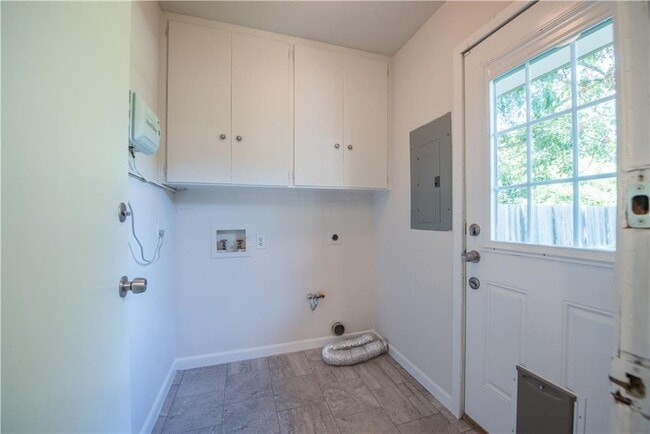 Building Photo - 2902 Silverleaf Dr