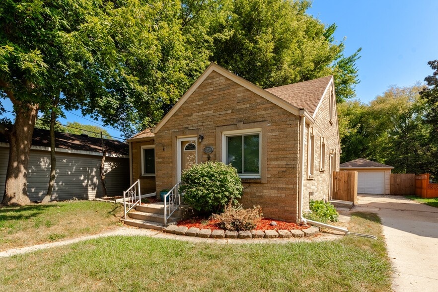 Building Photo - 4220 S Adams Ave