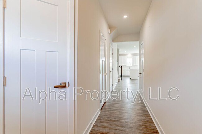 Building Photo - 127 Roseridge Dr
