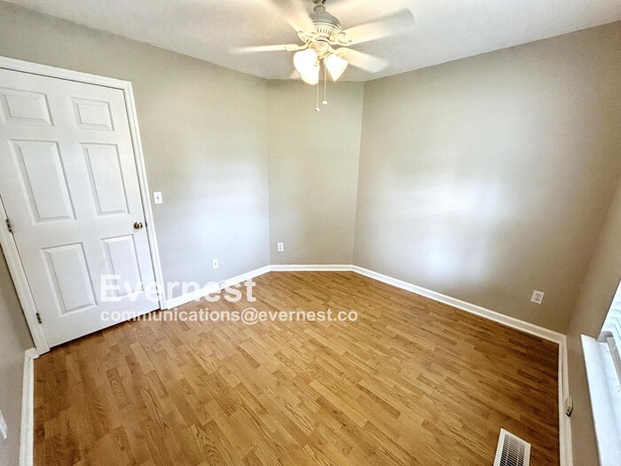 Building Photo - 902 Wildrose Ct