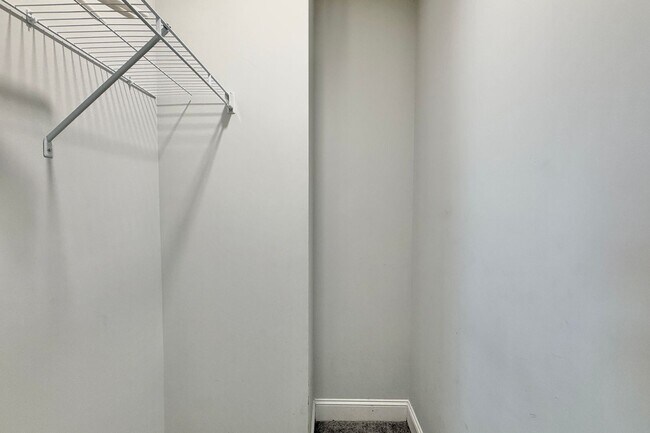 Building Photo - AVAILABLE NOW! (Pet Friendly)