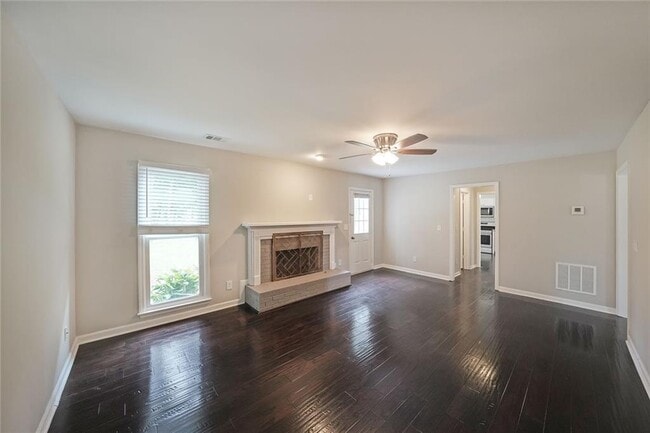 Building Photo - 2620 Valencia Dr NE
