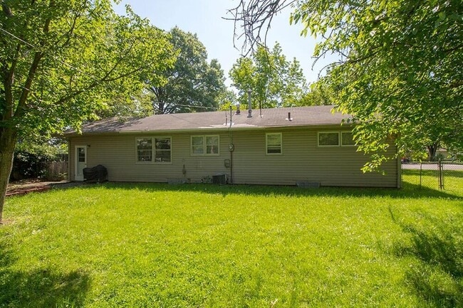 Building Photo - 2309 Highland Dr