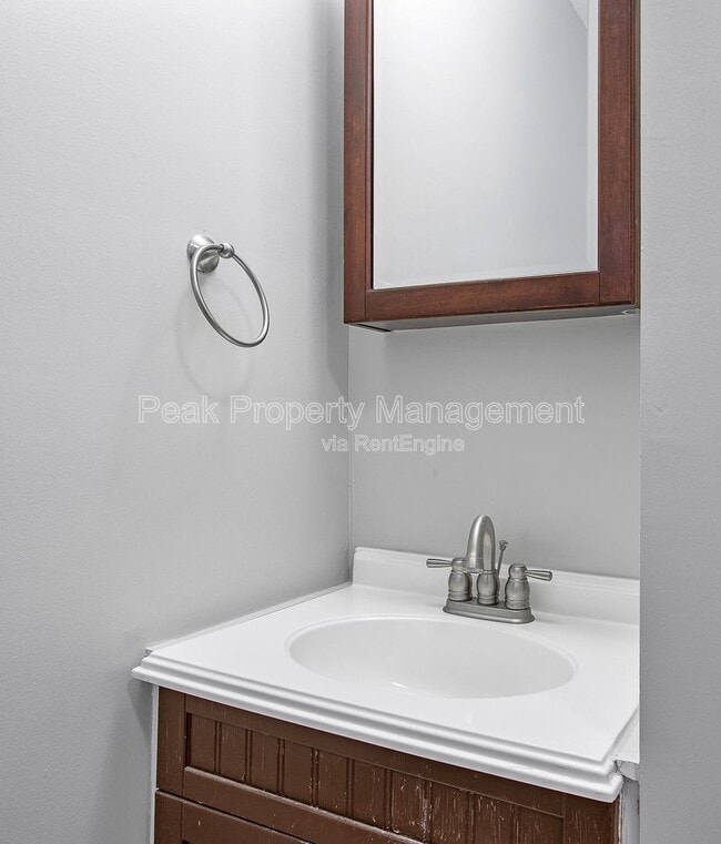 Building Photo - 2122 E Marshall St