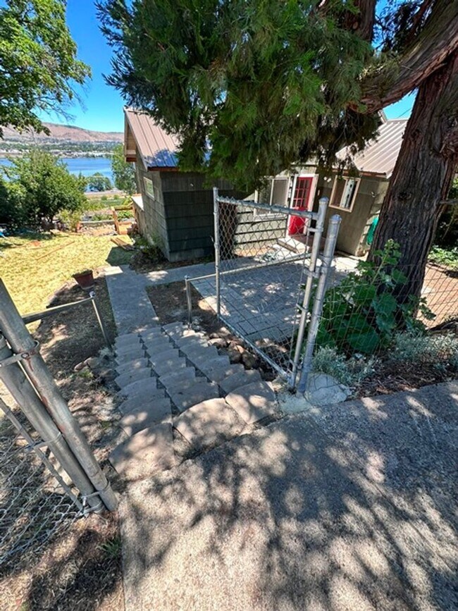Building Photo - Cute home with a view