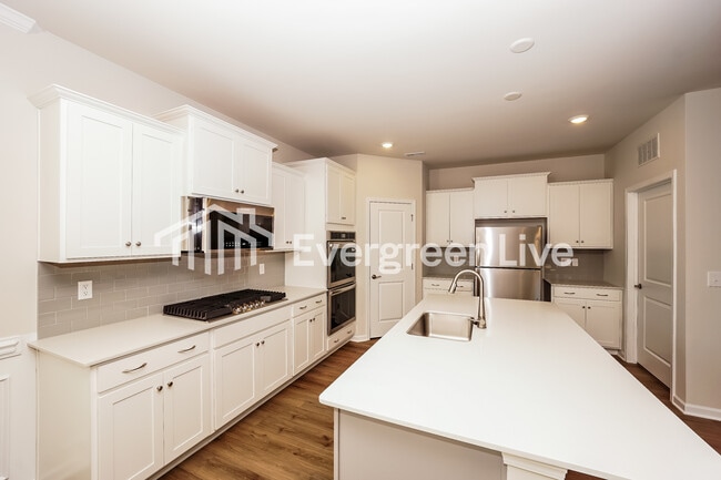 Building Photo - 6460 Fairfax Ct