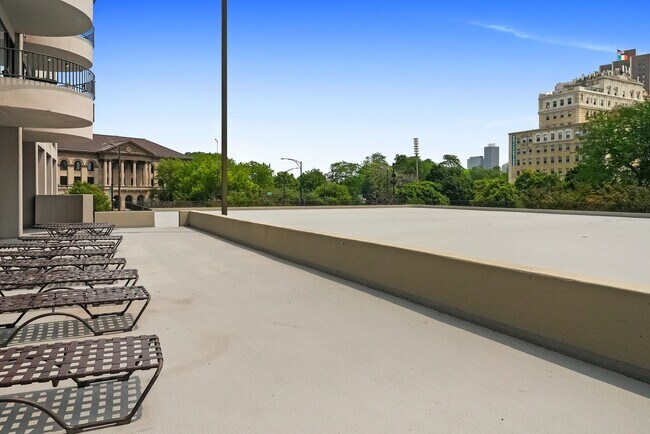 Building Photo - 2020 N Lincoln Park W