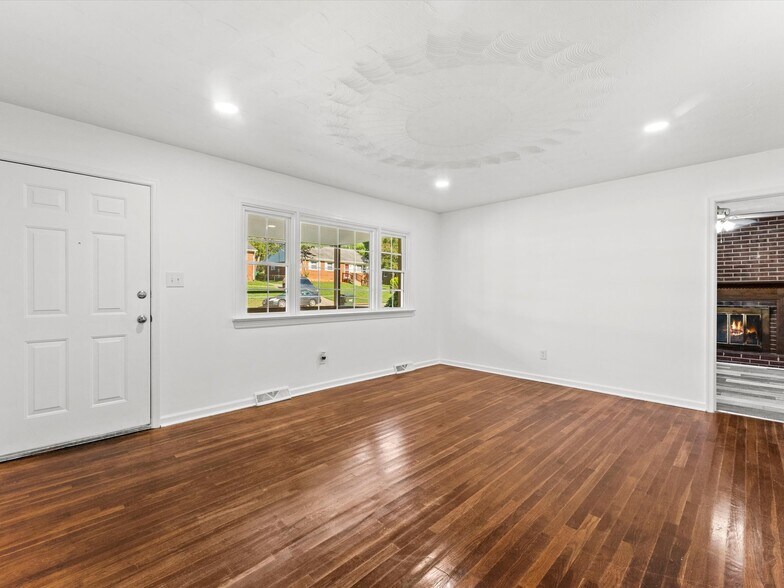 Building Photo - 3025 Glenan Dr