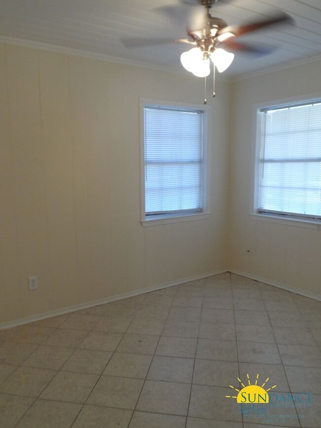 Building Photo - 2 Bedroom Unit In Fort Walton Beach!
