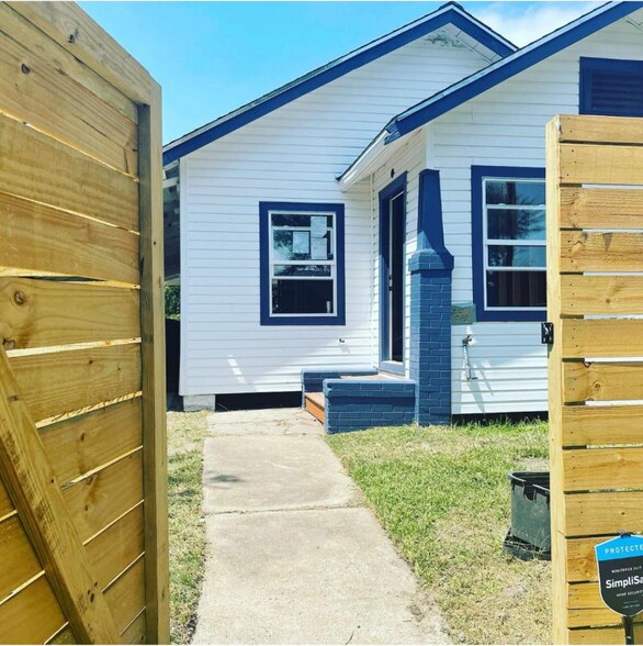 Primary Photo - 2831 Jones St