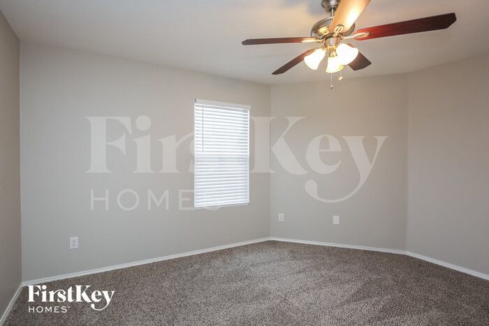 Building Photo - 5505 Camarillo Dr
