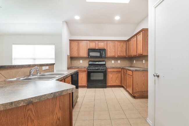 Building Photo - $1895  4 Bed/2 Bath/2 Garage  Ready for Move-in Home in Mustang Creek