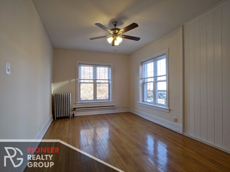Building Photo - 949 W Cornelia Ave