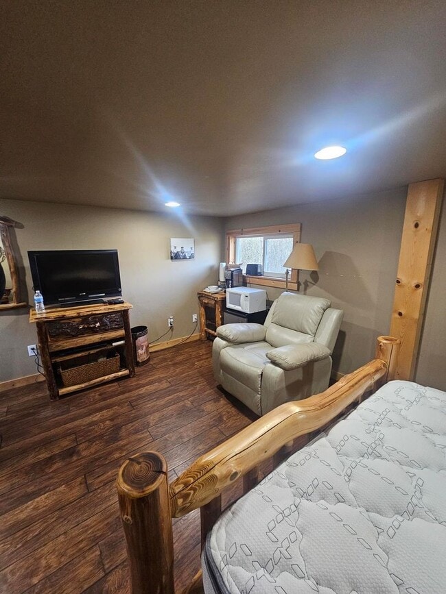 Building Photo - Furnished Studio