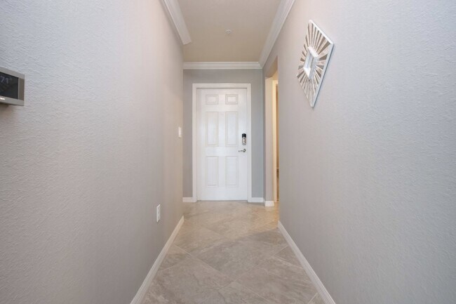 Building Photo - Like new 2BR, 2BA garage condo-Lakewood National