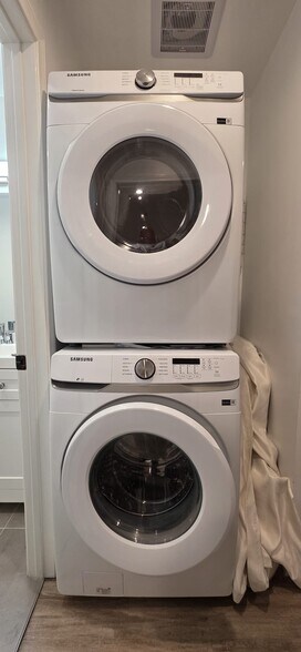 Building Photo - 6219 Glide Ave