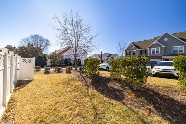 Building Photo - 3 Bedroom, 2 1/2 Bathroom End Unit Townhome in Greensboro