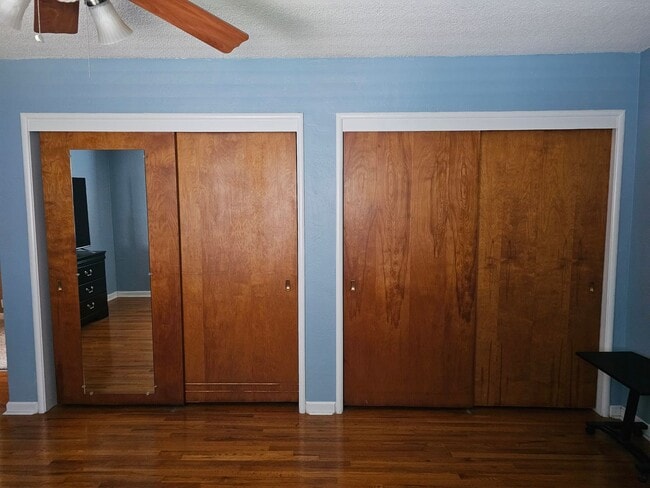 Building Photo - Cute partially furnished apartment with sm...