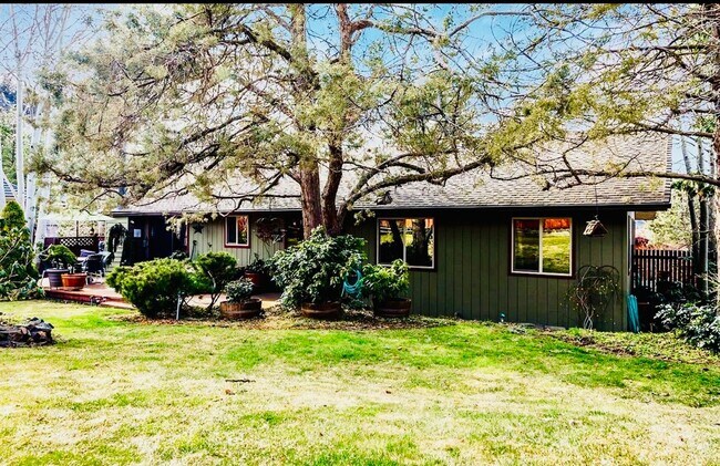 Building Photo - 3 Bdrm, 3 Bath home in Lynnewood with Gourmet Kitchen, 3 miles to Sky Lakes Medical Ctr and OIT