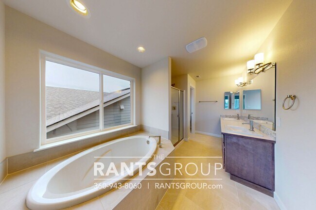 Building Photo - Beautiful Home! Easy JBLM Commute!