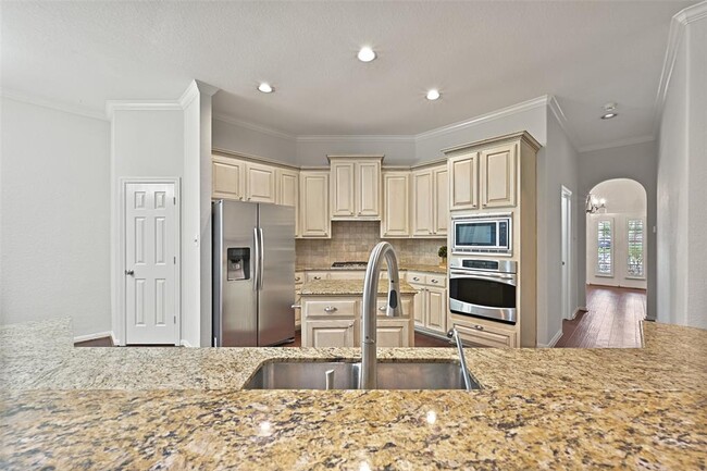 Building Photo - 1008 Elm Pointe